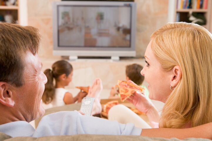 Para unha perda de peso efectiva, cómpre evitar as comidas diante da pantalla do televisor